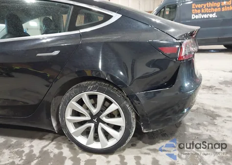 2018 Tesla Model 3 Long Range/Performance z USA, uszkodzony, nr VIN 5YJ3E1EB4JF110048